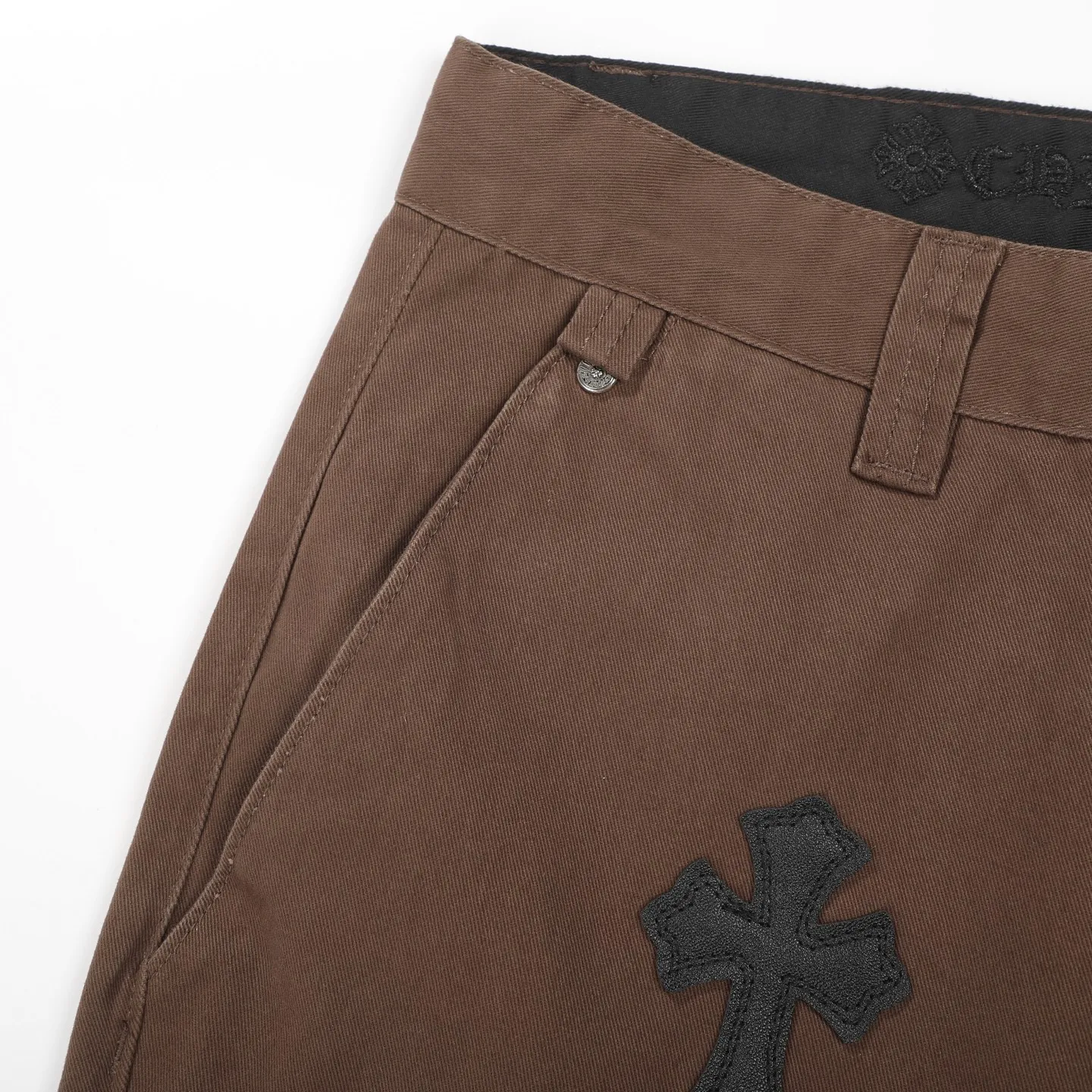 P260 Chrome Hearts/Chrome Hearts leopard print checkerboard horsehair cross patch leather jeans - Full of exploring the ultimate in fashion, Chrome Hearts' new Chrome Hearts pants cleverly integrate camouflage cross, checkerboard horsehair cross and other elements to break the traditional boundaries. The clever fusion of Mattyboy’s same style, overalls and khaki jeans brings endless matching inspiration to fashionistas.  This pair of Croxin overalls not only presents a unique retro style, but also combines comfort and sophistication with its wide-leg, loose design. The mid-high waist design matches a lazy and casual style, which not only makes the legs longer but also maintains a casual feel, it is a must-have fashion choice for trendy men and trendy women.  Brown overalls are unique in leather matching and color selection, making them the leader among overalls. Chrome Hearts' khaki cross chino casual pants have a prince-like aristocratic feel. The pants have 40 panels of leather and full texture. The W34 size is perfectly presented and has become the focus of the forefront of fashion. Whether it's for daily wear or a trendy try, these pants can bring you an excellent fashion experience.  Color: brown Size: 28 30 32 34 corresponding size s-xl